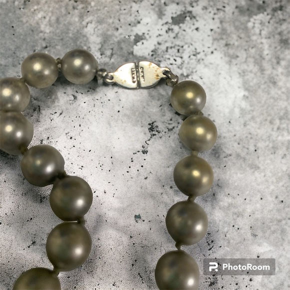 Vintage Monet Signed Gray Faux Pearl Necklace 14” - Picture 3 of 4